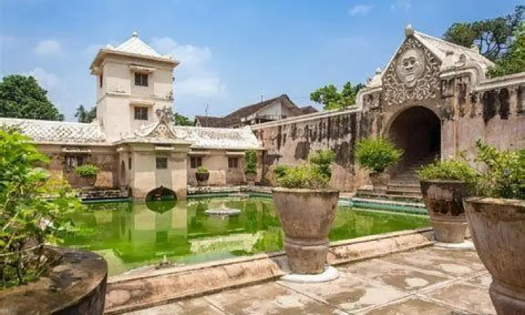 Akses jalan menuju Water Castle Cafe di Tamansari