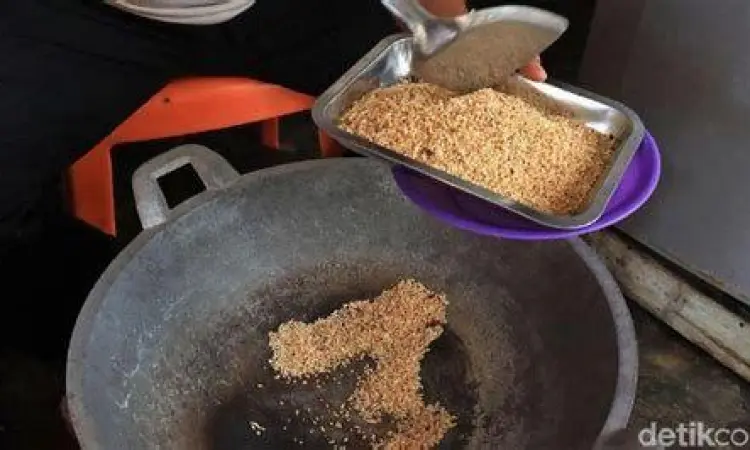 Proses Gongseng Beras Proses penyangraian beras gongseng untuk bahan memek