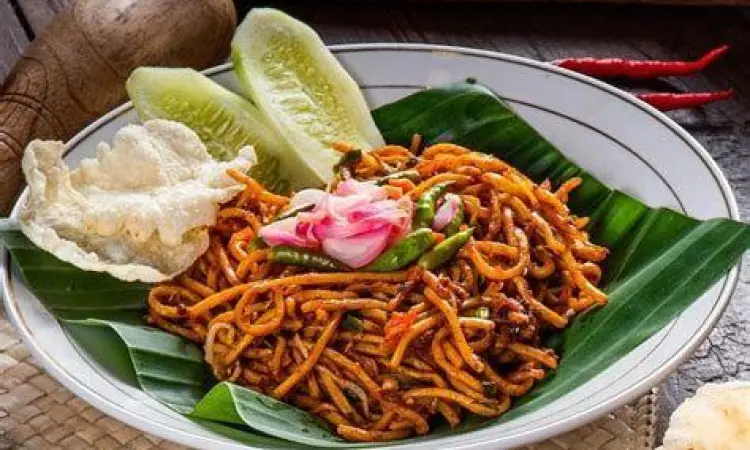 Penyajian Tradisional Penyajian memek dalam wadah tradisional saat acara adat