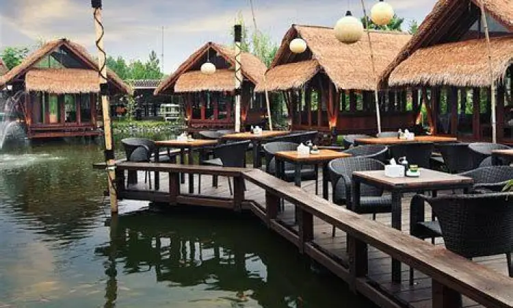 Restoran Keluarga Outdoor suasana restoran keluarga outdoor yang asri