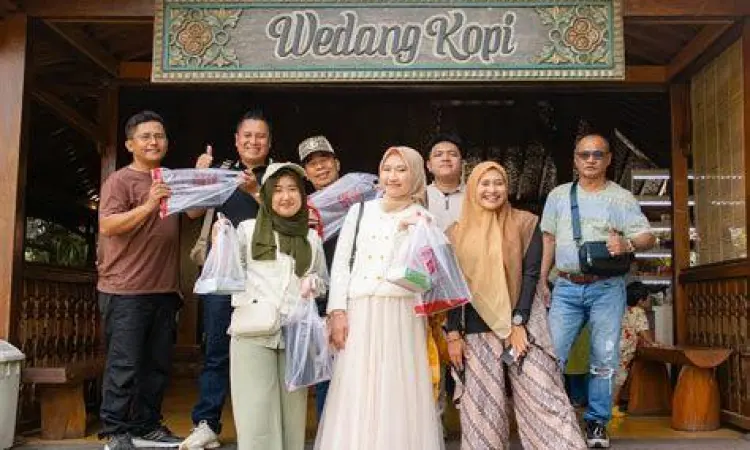 pelayan restoran membantu pelanggan keluarga