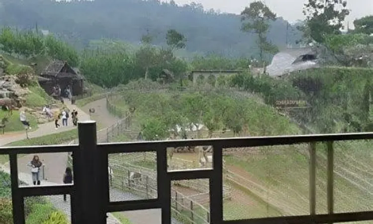 Arsitektur bergaya Eropa abad pertengahan di The Ranch Puncak