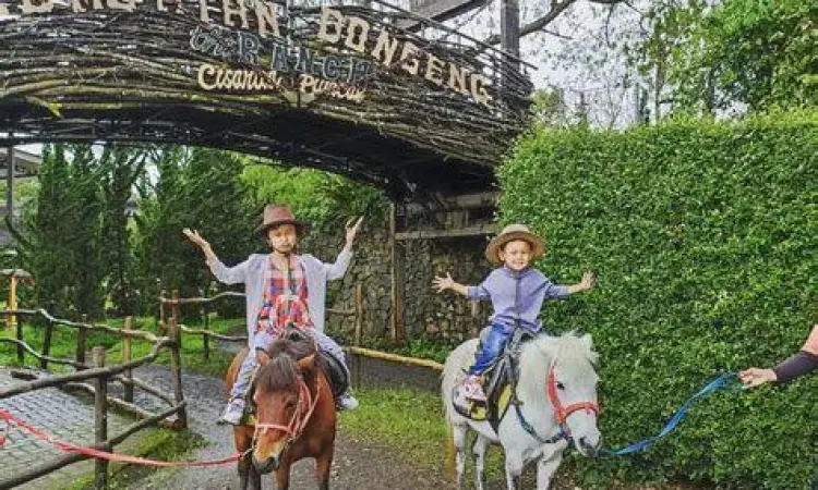 Anak-anak sedang menunggangi kuda di The Ranch Puncak