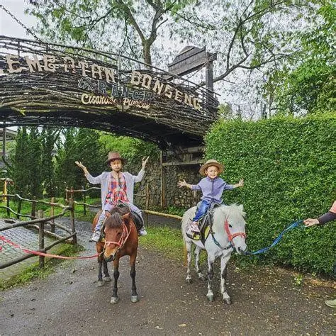 Wisata Berkuda Keluarga Anak-anak sedang menunggangi kuda di The Ranch Puncak