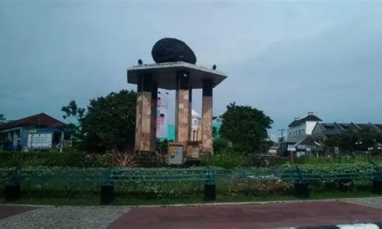 Tugu Batu Satam Belitung Tugu Batu Satam di pusat kota Tanjungpandan Belitung