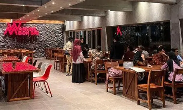 Suasana interior luas di Warung Mbok Sri Batu cocok untuk rombongan