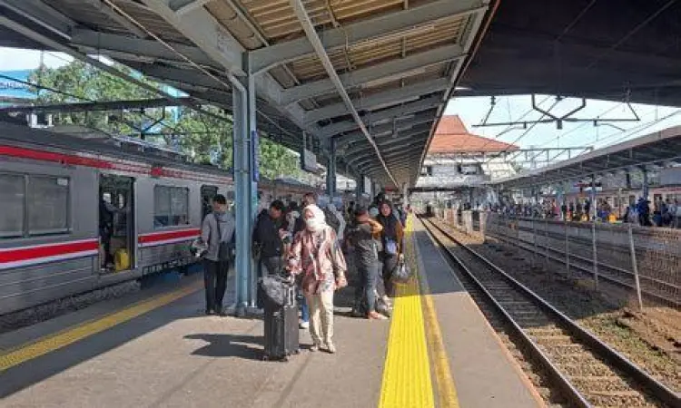 Interaksi Penumpang di Stasiun Transit Suasana peron stasiun Tanah Abang yang ramai penumpang