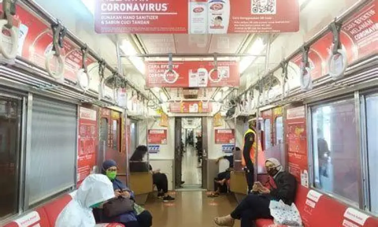 Kenyamanan Gerbong KRL Interior dalam gerbong KRL yang bersih dan tertata