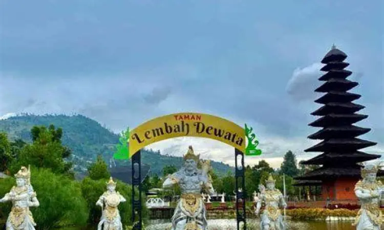 Arsitektur Khas Bali Candi dan arsitektur Bali di Taman Lembah Dewata