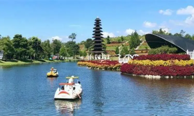 View Danau Lembang Pemandangan danau dari bukit di Taman Lembah Dewata