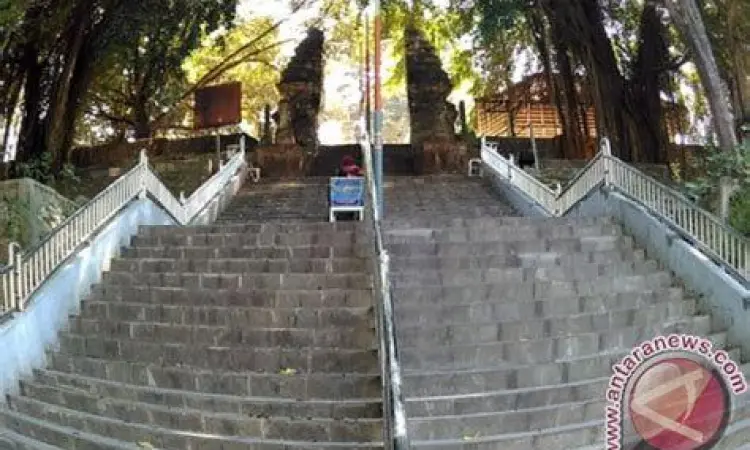 Arsitektur gerbang makam sunan giri