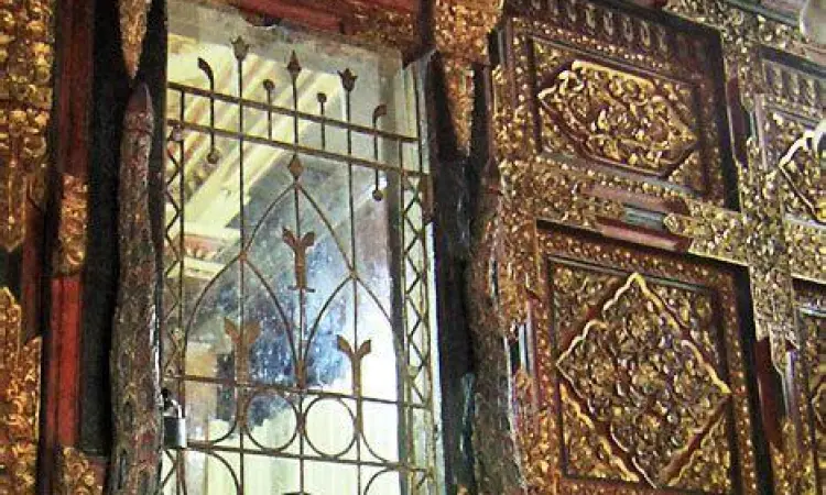 Interior Cungkup Makam Sunan Giri Interior dalam makam sunan giri