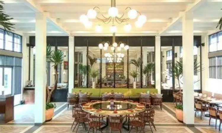 Suasana Restoran Keluarga Bekasi Interior restoran keluarga di Bekasi yang nyaman dan luas