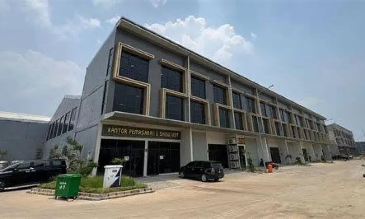 Suasana pertokoan dan bisnis di sepanjang Jalan Elang Raya