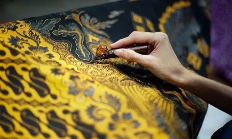 Batik Warisan Dunia Proses pembuatan batik tulis tradisional sebagai warisan budaya di Indonesia