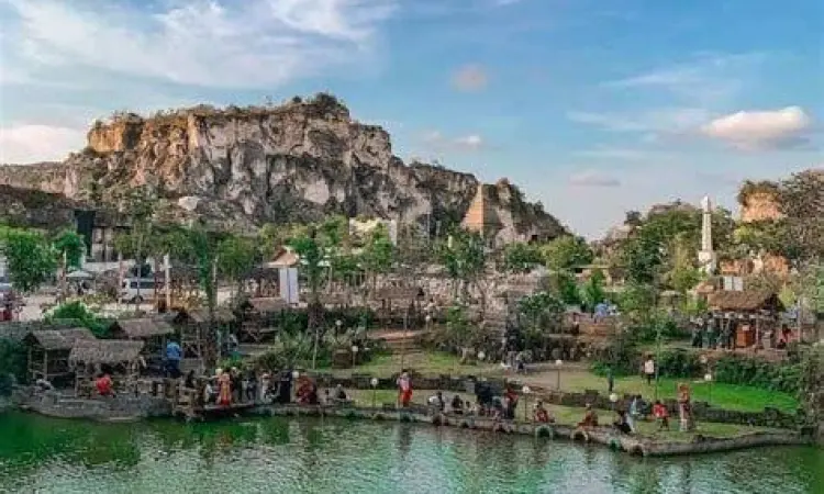 Wisata Setigi Sekapuk Pemandangan tebing kapur yang artistik di wisata Setigi Gresik