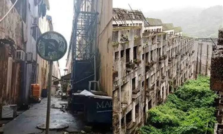 Bagian dalam gedung terbengkalai di Marina City Batam