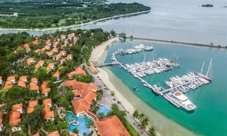 Pemandangan laut dari tepi Marina City Batam