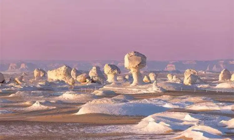 Formasi batuan unik di White Desert Mesir dalam sudut pandang 360