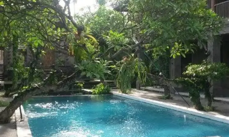 Kolam renang luar ruangan di Taman Suci Hotel yang asri