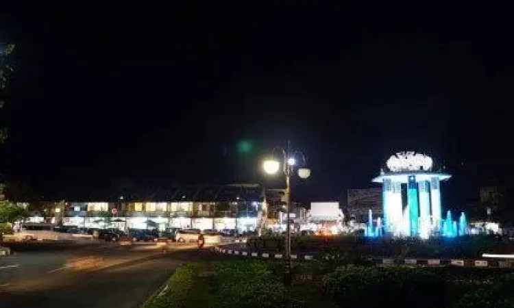 Keindahan lampu warna-warni di Bundaran Satam Belitung saat malam