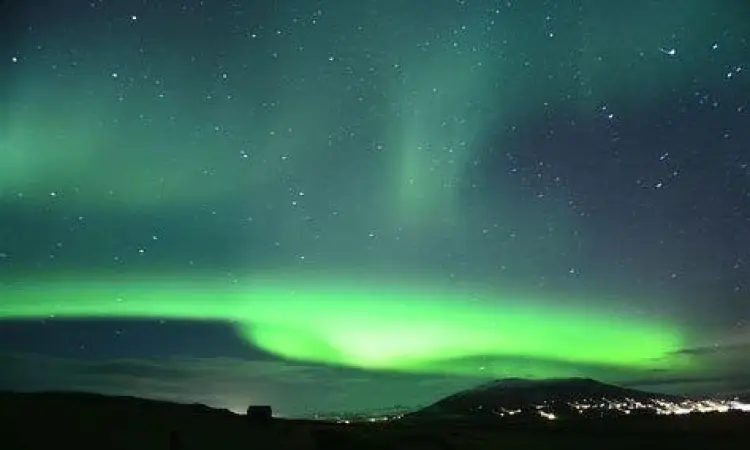 Pemandangan aurora borealis di Islandia
