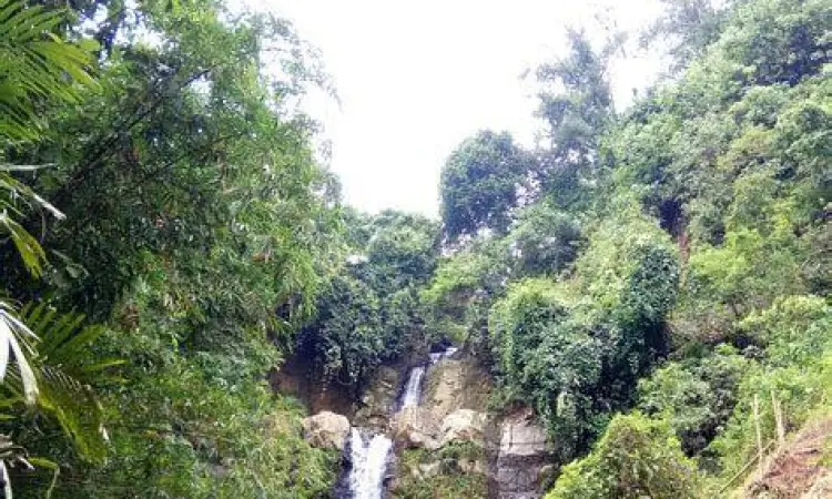 Air Terjun Kembar Curug Pengantin Pemandangan dua aliran air terjun Curug Pengantin Jonggol