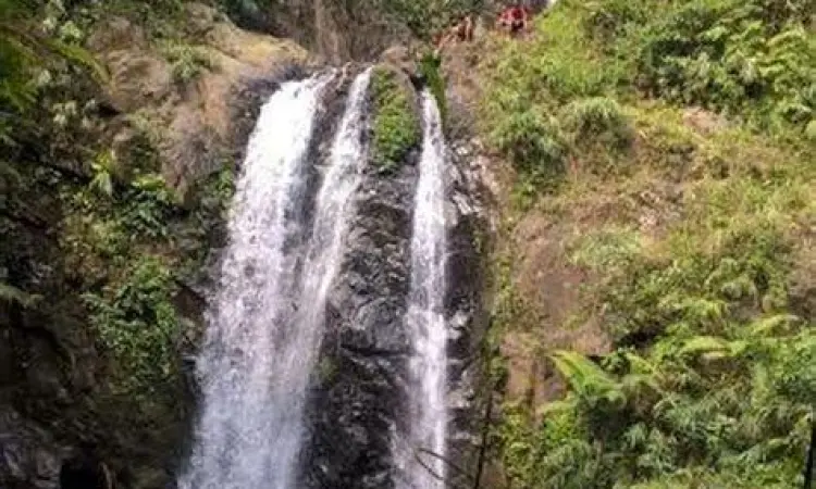 Trekking Curug Pengantin Wisatawan melakukan trekking menuju Curug Pengantin