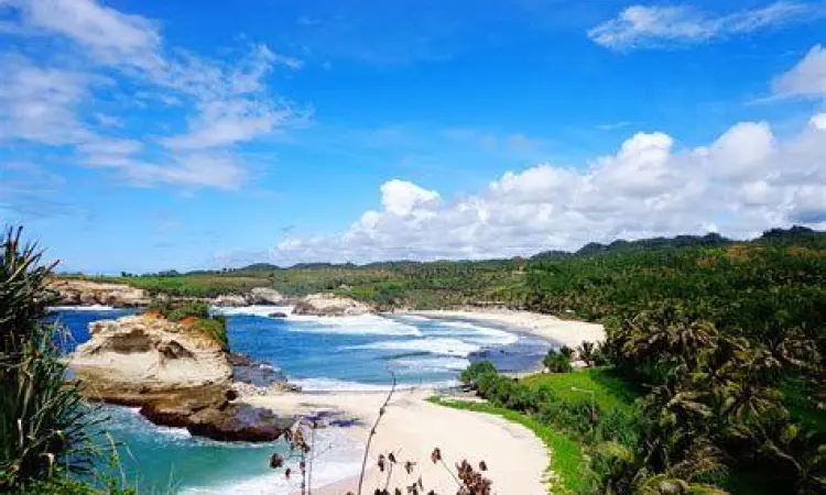 Keindahan Garis Pantai Klayar Panorama garis pantai Pantai Klayar Pacitan