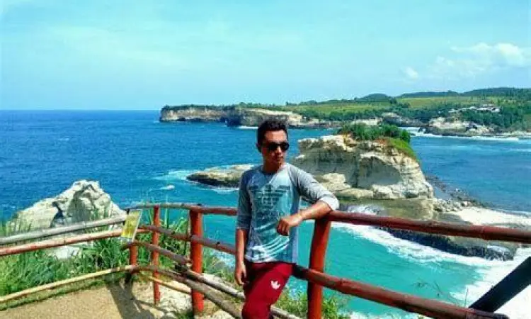 Semburan air Seruling Samudera di Pantai Klayar