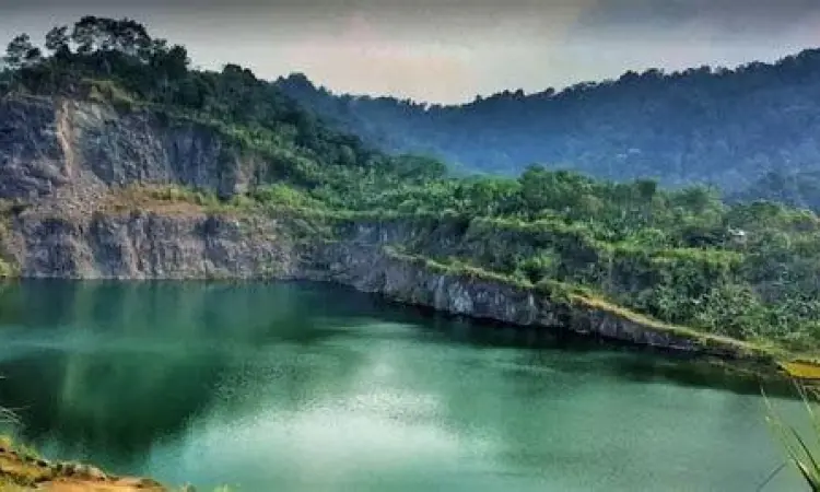 Wisatawan sedang berfoto di tepi Danau Quarry Jayamix