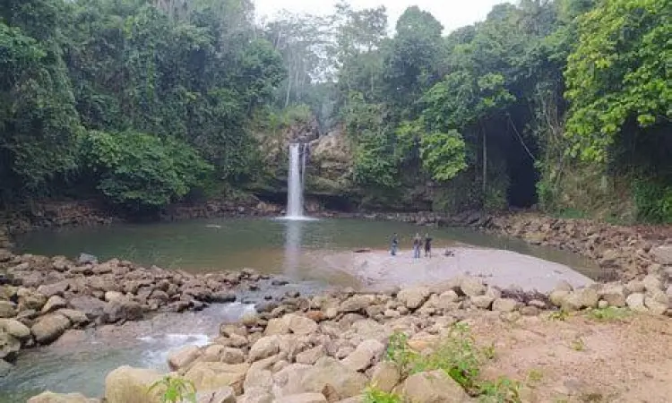 Wisatawan berenang di Air Terjun Tarunggang