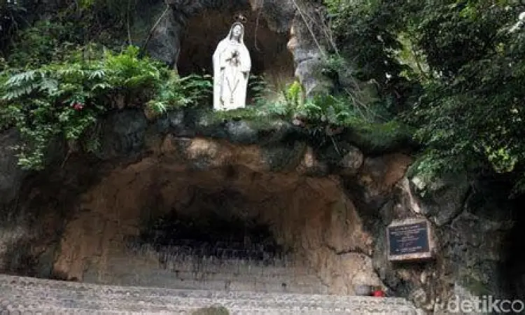 Malam di Gua Maria Klepu Suasana hening malam hari di Gua Maria Ponorogo