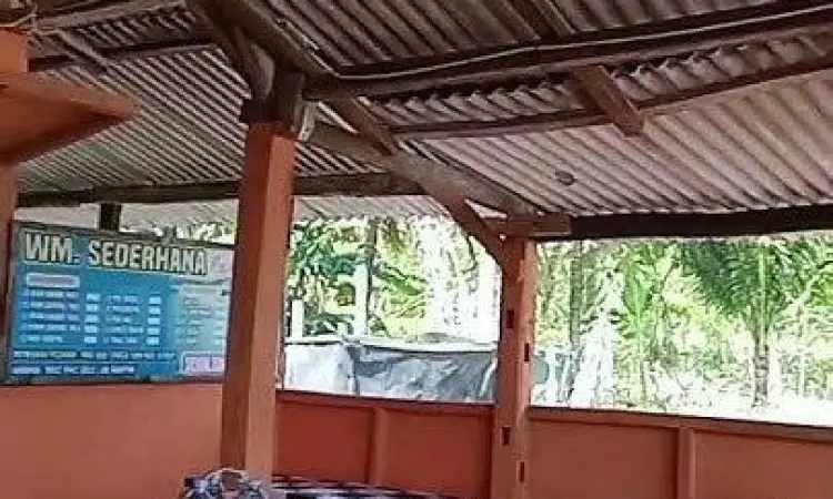 Fasilitas warung makan di Pantai Kasap