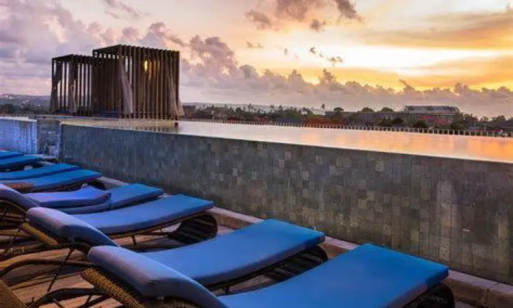 Rooftop Pool Watermark Hotel Bali Kolam renang rooftop Watermark Hotel Bali dengan pemandangan sunset