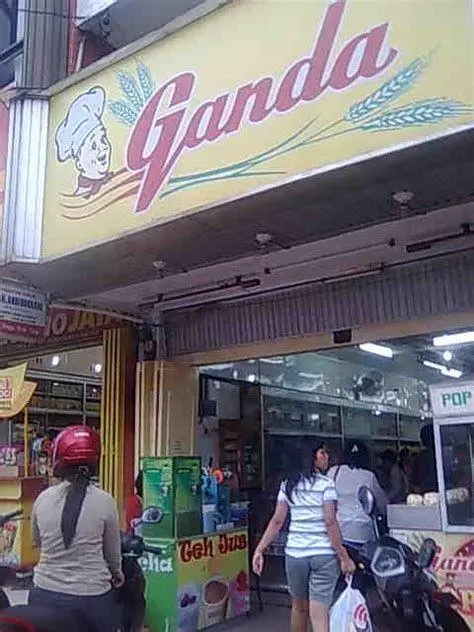 Toko Roti Ganda Sutomo Tampilan depan toko Roti Ganda Sutomo di Pematangsiantar