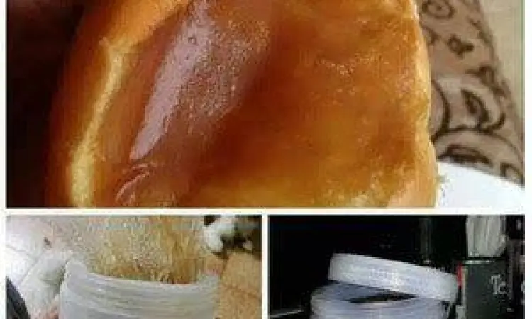 Proses pengolesan selai srikaya di Roti Ganda