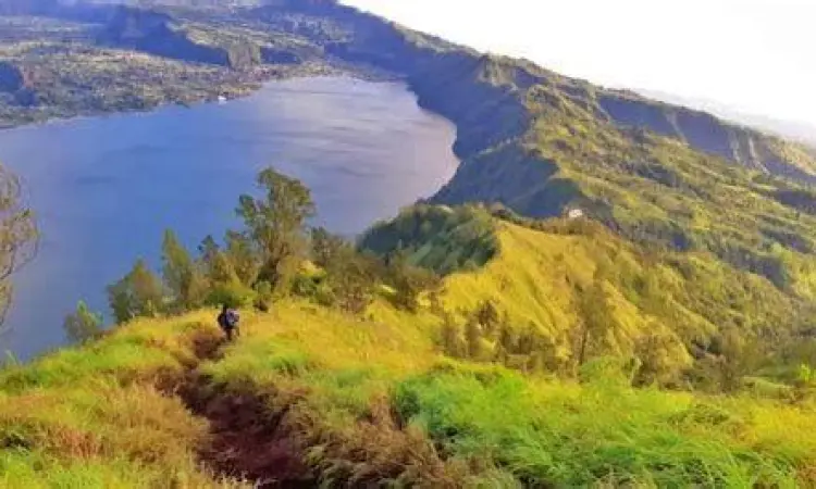 Panorama Danau Batur dari ketinggian Bukit Trunyan Bali