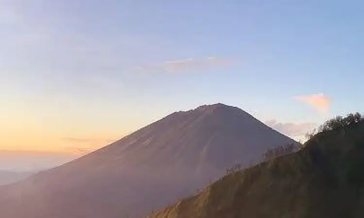 Pemandangan Gunung Agung dari puncak Bukit Trunyan Bali