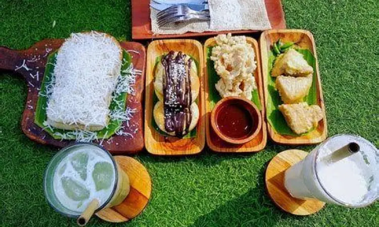 Sajian kopi dan makanan ringan di Mendaki Kopi Cafe