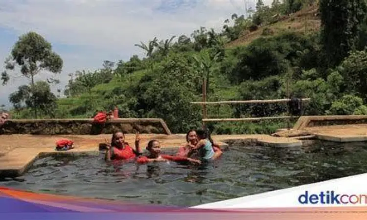 Pemandangan kolam jernih di Mata Air Campaka