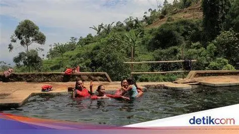 Mata Air Campaka Cianjur Pemandangan kolam jernih di Mata Air Campaka