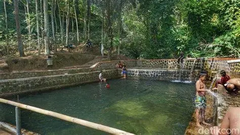 Aktivitas di Mata Air Campaka Wisatawan sedang menikmati kesegaran Mata Air Campaka