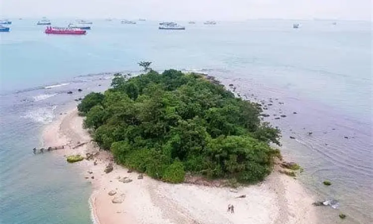Pemandangan pantai pasir putih di Pulau Kecil Merak