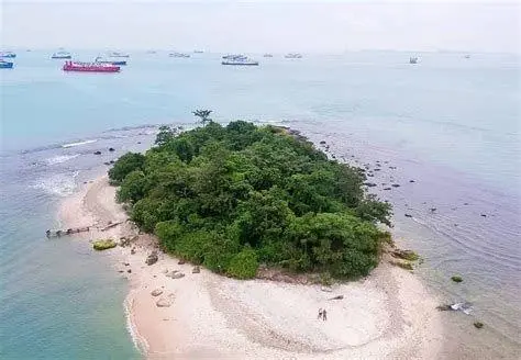 Keindahan Pantai Pulau Kecil Merak Pemandangan pantai pasir putih di Pulau Kecil Merak
