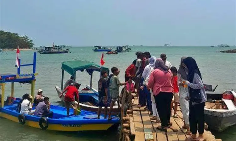Perahu nelayan yang digunakan untuk menyeberang ke Pulau Kecil Merak