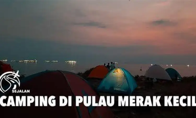 Aktivitas berkemah di pinggir pantai Pulau Kecil Merak