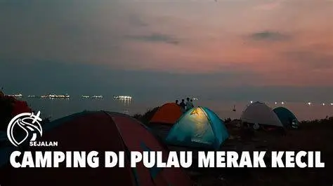 Camping Ground Pulau Kecil Merak Aktivitas berkemah di pinggir pantai Pulau Kecil Merak