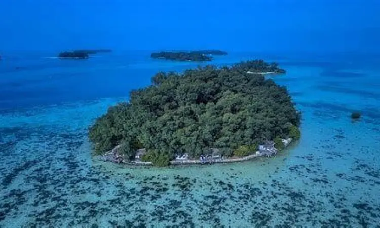 Wisata Kepulauan Seribu Keindahan air laut di Kepulauan Seribu Jakarta yang jernih