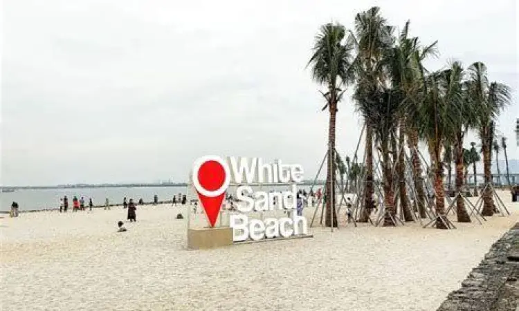Suasana sore hari di Pantai Pasir Putih PIK 2 Jakarta